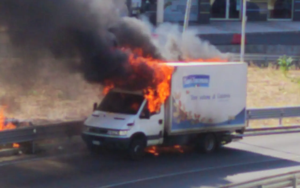 Camion in fiamme a Rende Esplosione alla rotonda del Lorenzon
