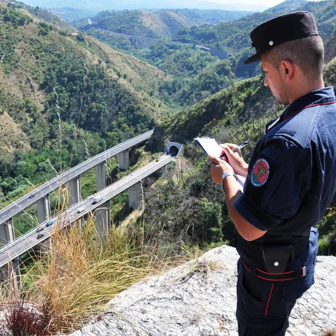 Cosenza, incendio boschivo causato da lavori sull’Autostrada: due persone denunciate