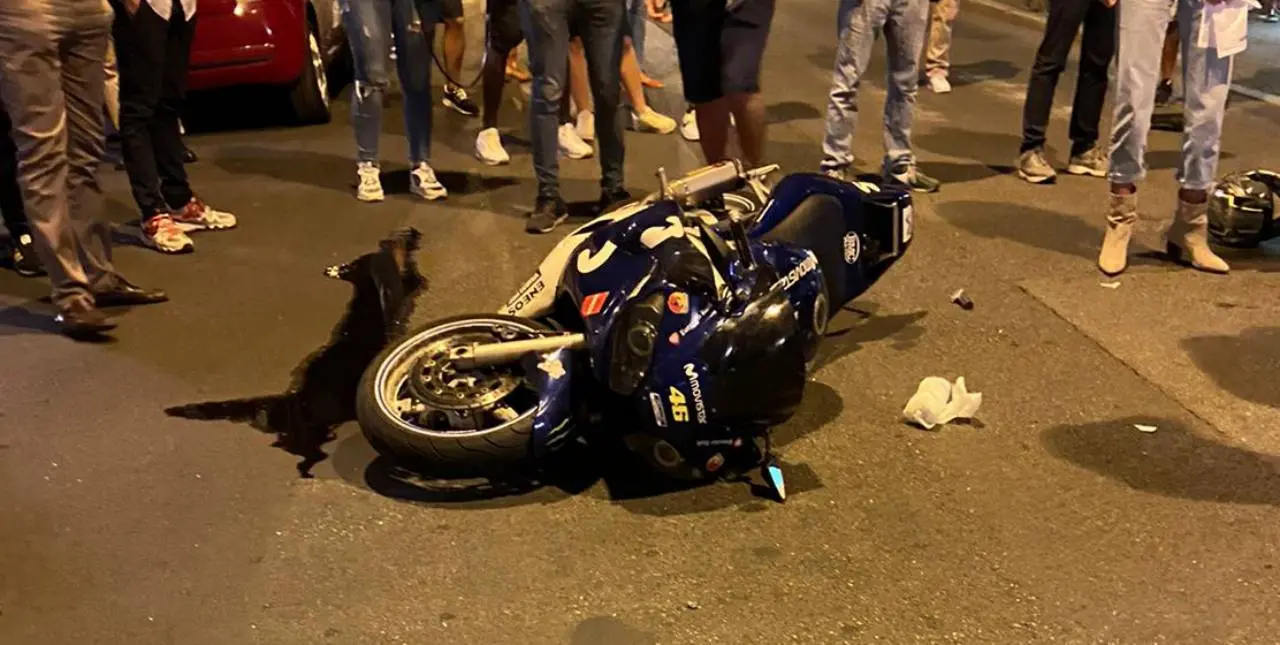 Morto il centauro vittima dello scontro di stanotte in via Montesanto