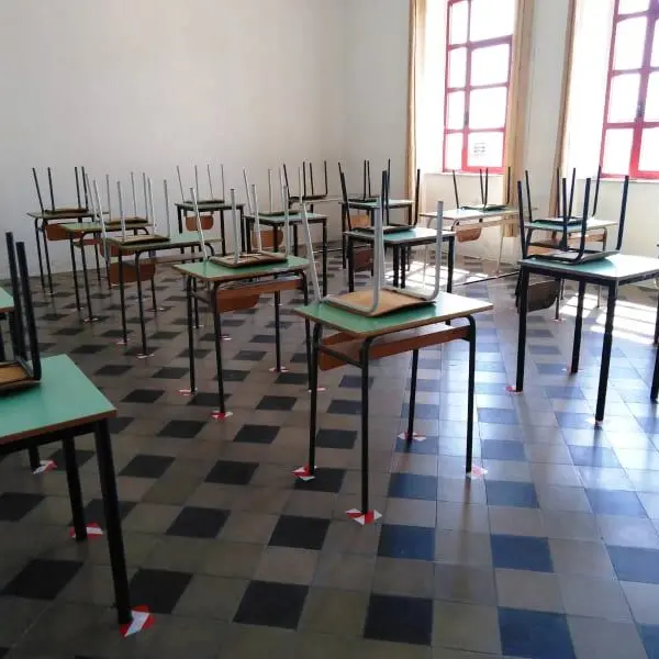 Alunni e genitori infetti a Rende, chiuse tre scuole e sospese due classi
