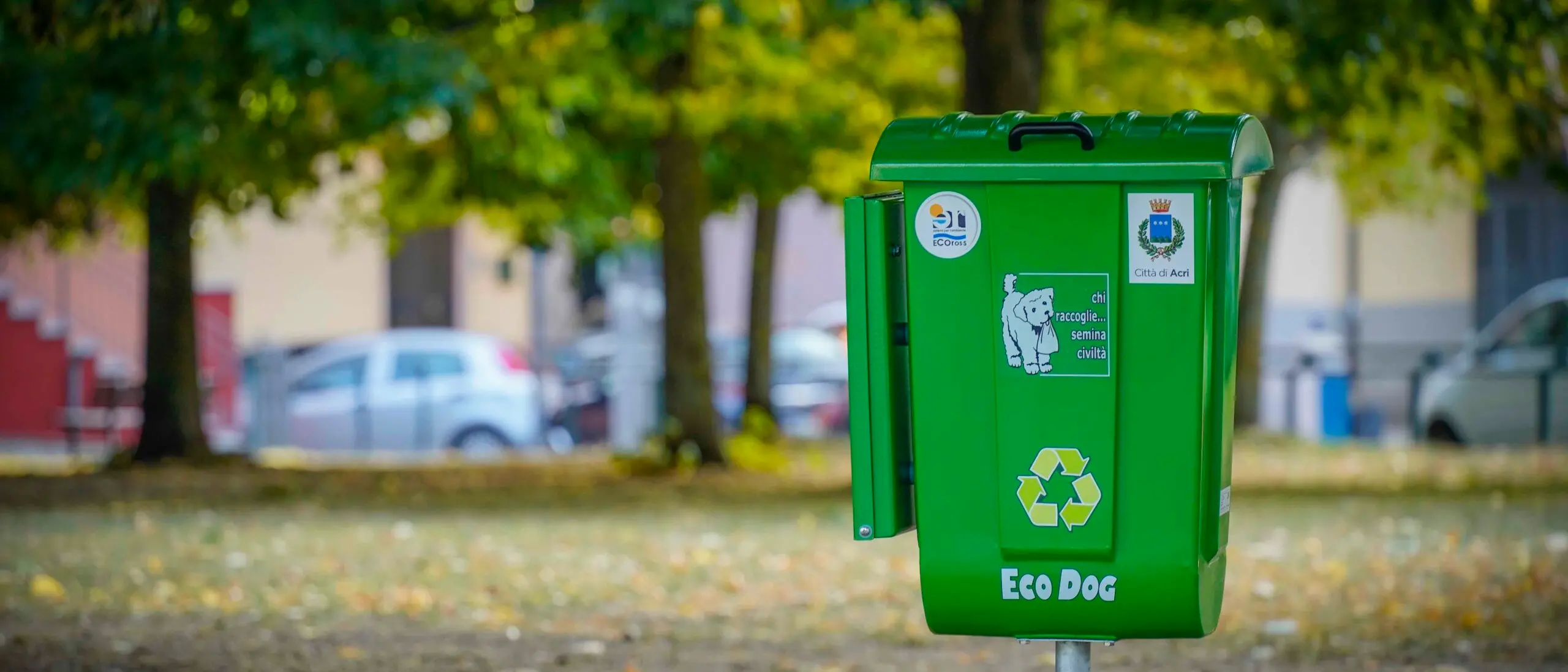 Acri, installati raccoglitori Ecoross per il decoro urbano