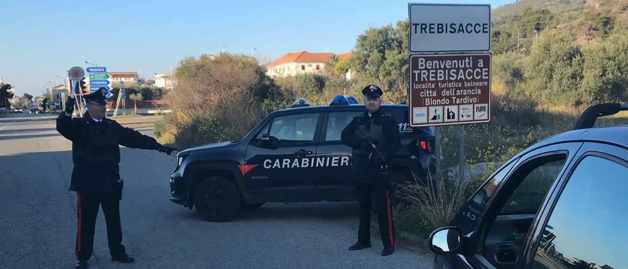 Trebisacce, dà fuoco a un'auto: nei guai 36enne di Castrovillari