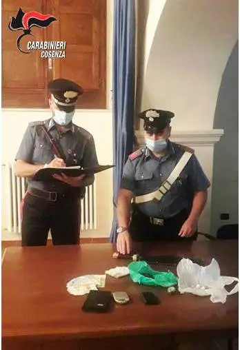 Tenta di disfarsi della droga nascosta in casa, ma i carabinieri lo braccano
