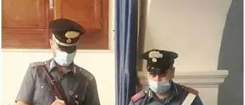 Tenta di disfarsi della droga nascosta in casa, ma i carabinieri lo braccano