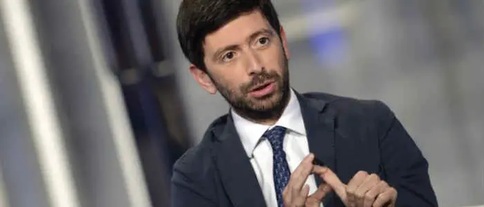 Lotta al Covid-19, il ministro Speranza: «Tamponi rapidi in farmacia»