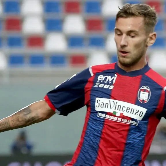 Crotone, positivo al Coronavirus l'attaccante Denis Dragus