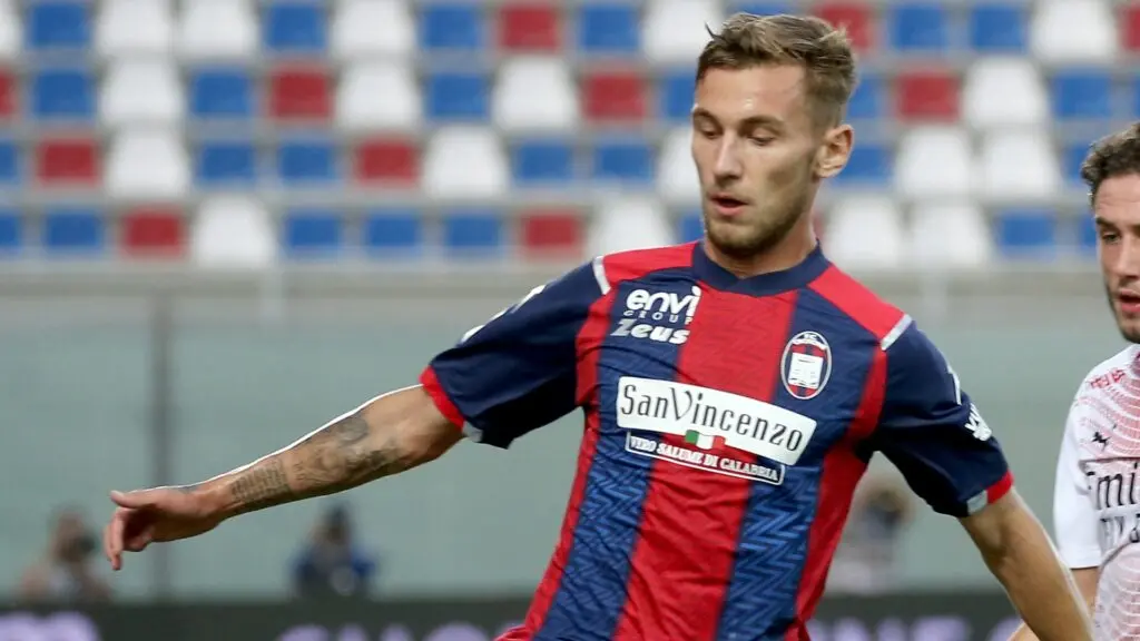 Crotone, positivo al Coronavirus l'attaccante Denis Dragus