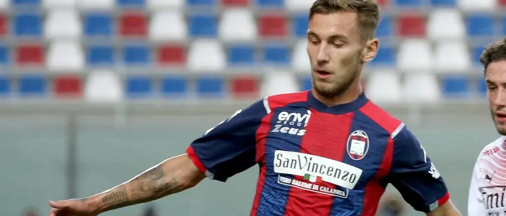 Crotone, positivo al Coronavirus l'attaccante Denis Dragus