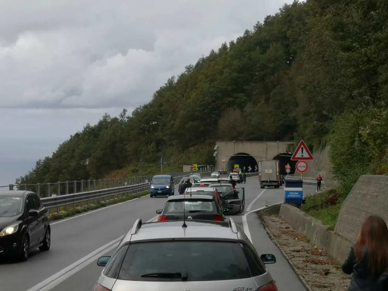 Auto si ribalta sulla \"Crocetta\" in direzione Paola: diversi feriti