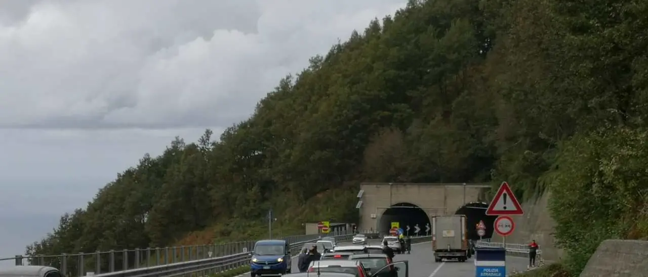 Auto si ribalta sulla \"Crocetta\" in direzione Paola: diversi feriti