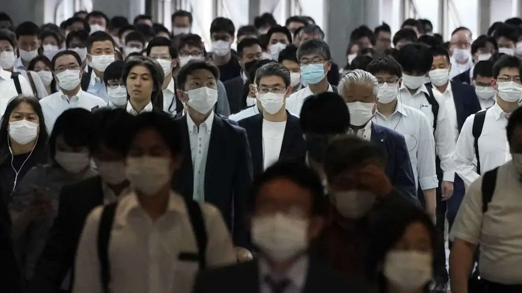 A station passageway is crowded with commuters wearing face mask during a rush hour Tuesday, May 26, 2020, in Tokyo. Japanese Prime Minister Shinzo Abe lifted a coronavirus state of emergency in Tokyo and four other remaining prefectures on Monday, May 25, ending the declaration that began nearly eight weeks ago. (AP Photo/Eugene Hoshiko)