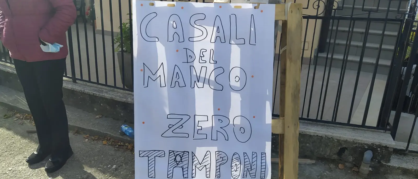 La protesta di Casali del Manco: «Siamo zona rossa, ma zero tamponi»