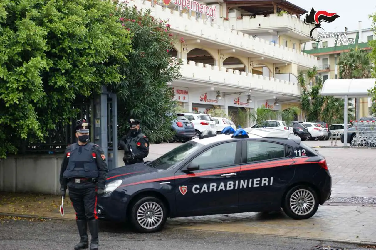 Da Cirò Marina a Rossano per rubare in un supermercato: arrestati