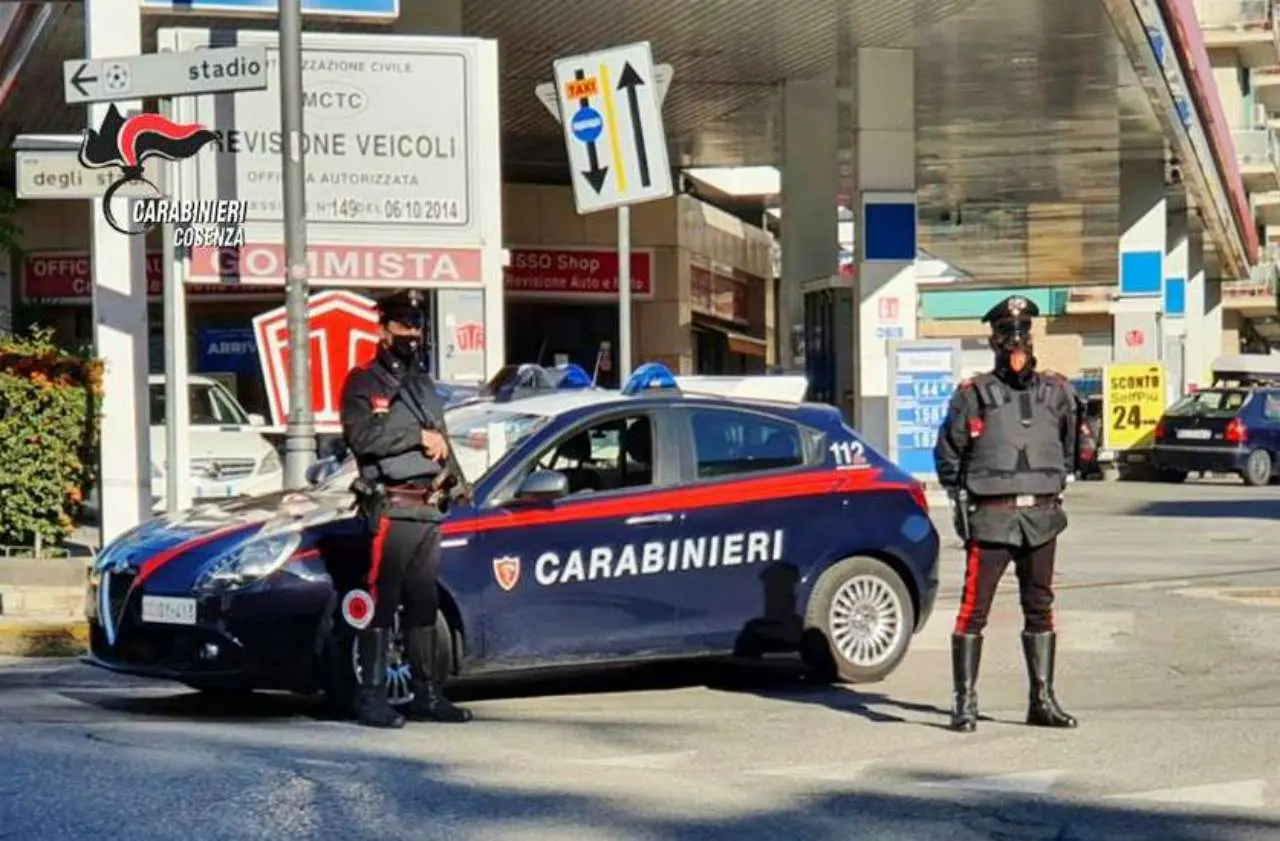 Cosenza, non rispetta il coprifuoco ed evade dai domiciliari: arrestato