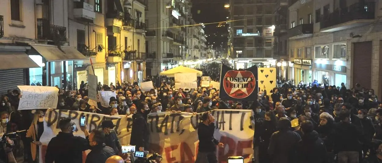 Sanità pubblica e politica migliore. Cosenza in piazza contro il lockdown