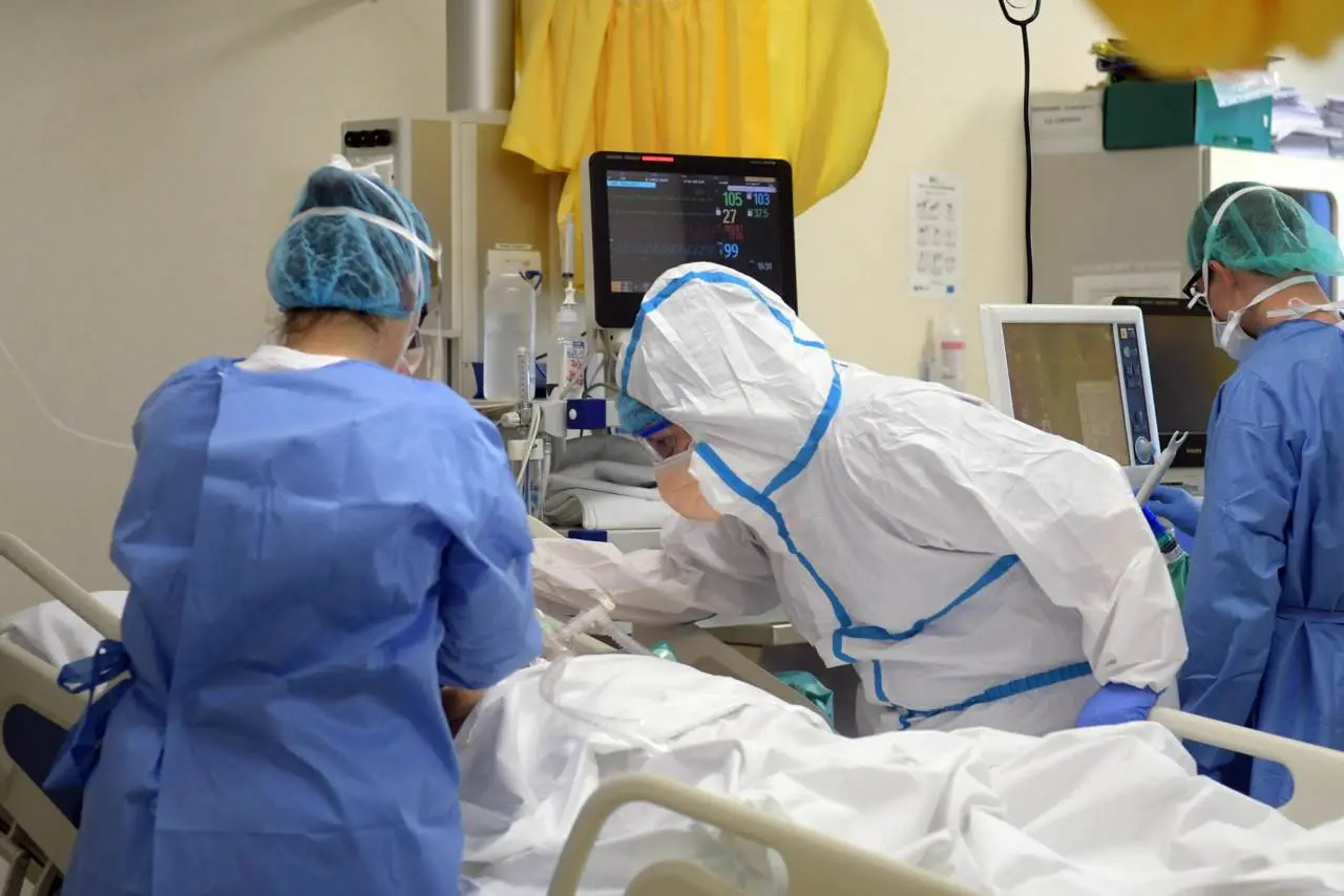 Situazione drammatica negli ospedali. Medici e infermieri: «Vicini al collasso»