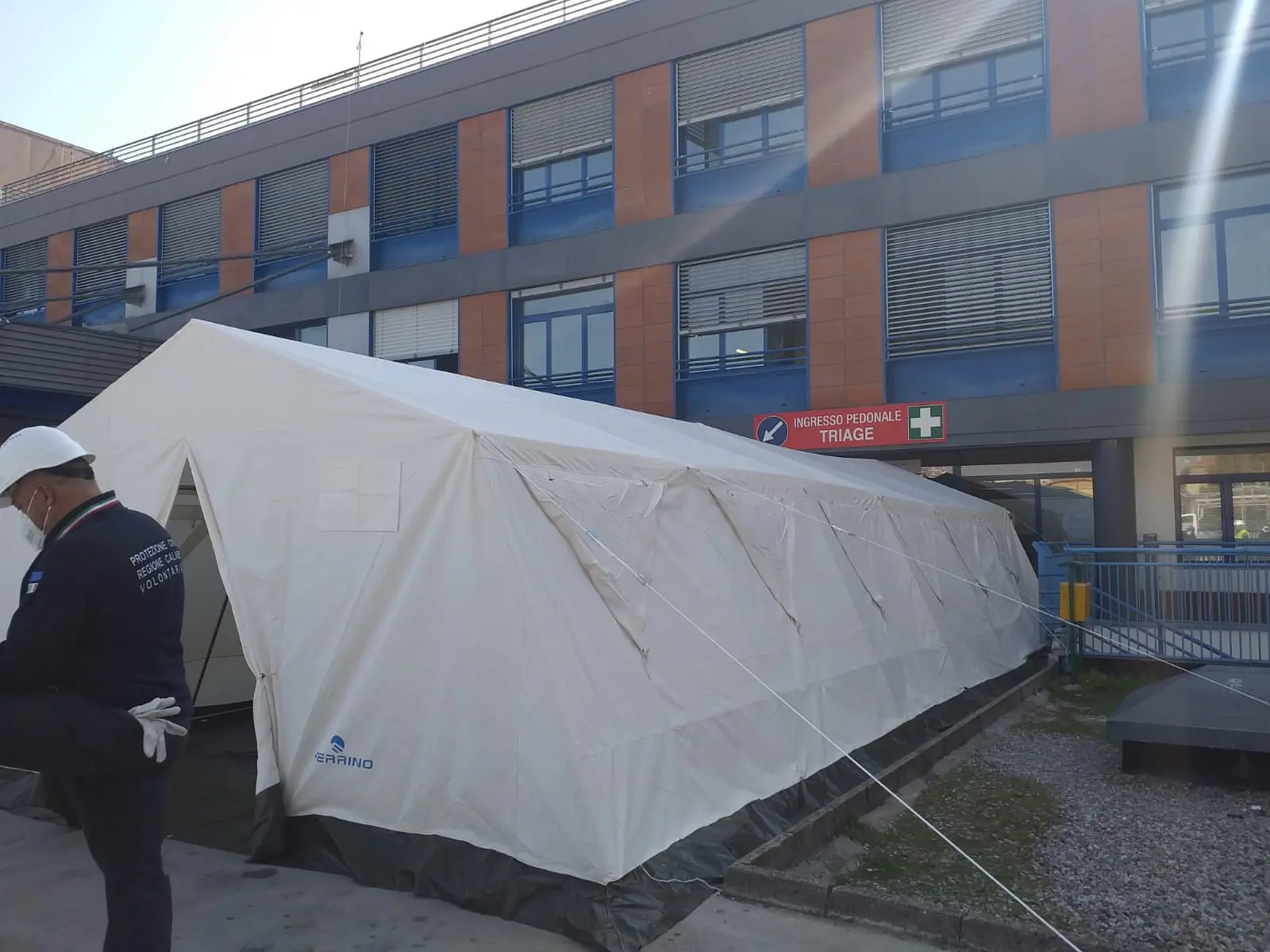 Il Comune ha allestito due tende davanti al Pronto Soccorso dell’Ospedale per accogliere i pazienti in attesa di ricovero