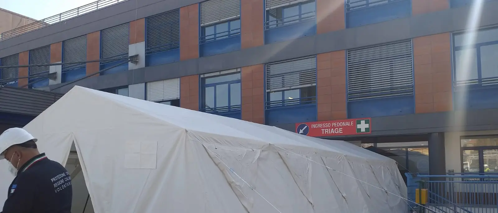 Il Comune ha allestito due tende davanti al Pronto Soccorso dell’Ospedale per accogliere i pazienti in attesa di ricovero
