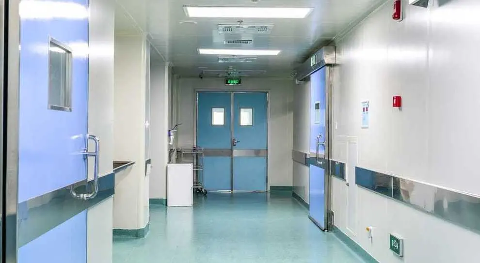 Coronavirus, a Napoli ospedali in crisi. L'Alto Adige diventa zona rossa