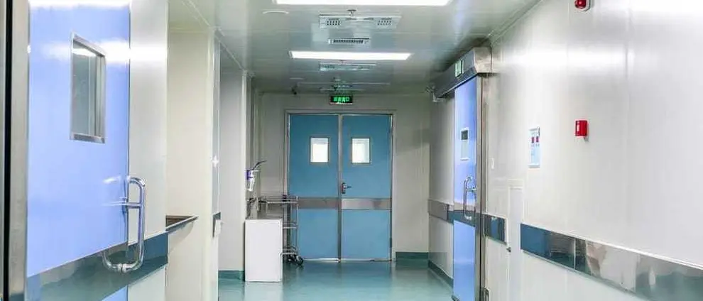 Coronavirus, a Napoli ospedali in crisi. L'Alto Adige diventa zona rossa