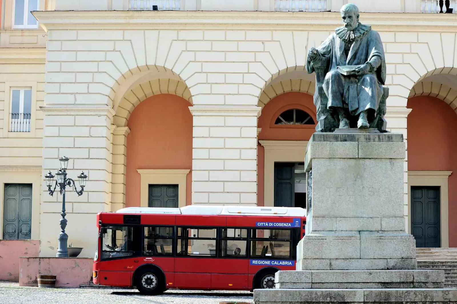 Una Cosenza solidale: i gruppi, i quartieri, la città
