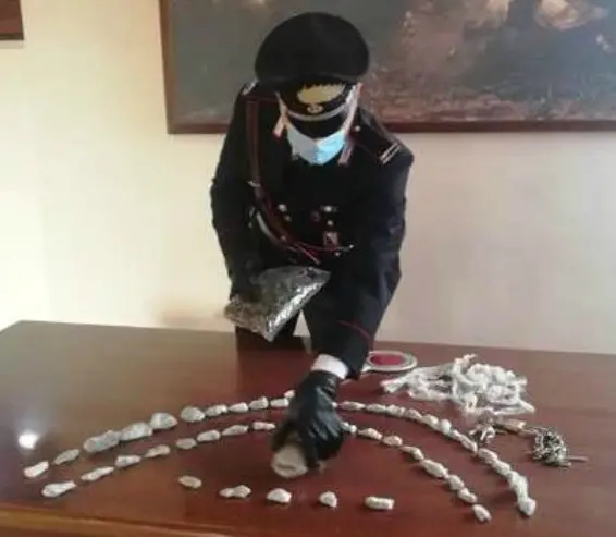 Cosenza, spaccio di droga: 25enne arrestato con 200 grammi di marijuana
