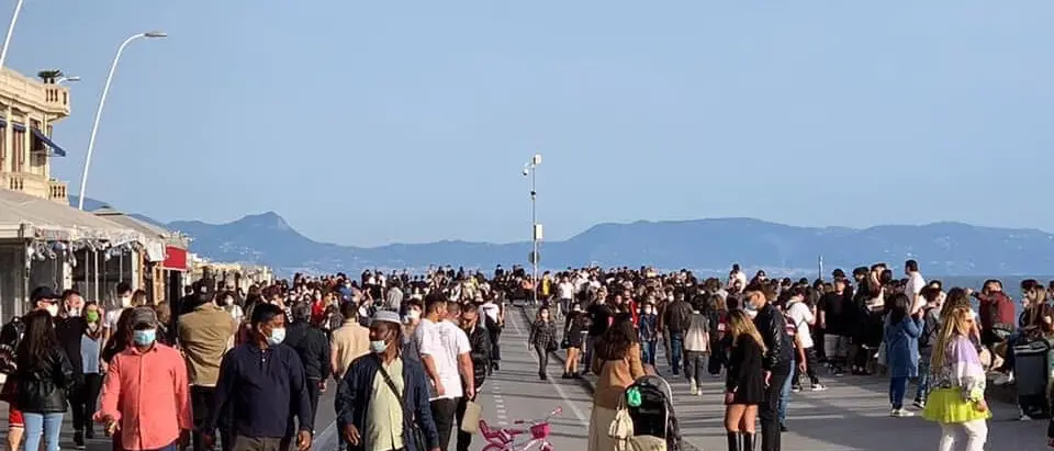 Napoli strapiena prima del lockdown: bar affollati per \"l'ultimo\" caffè