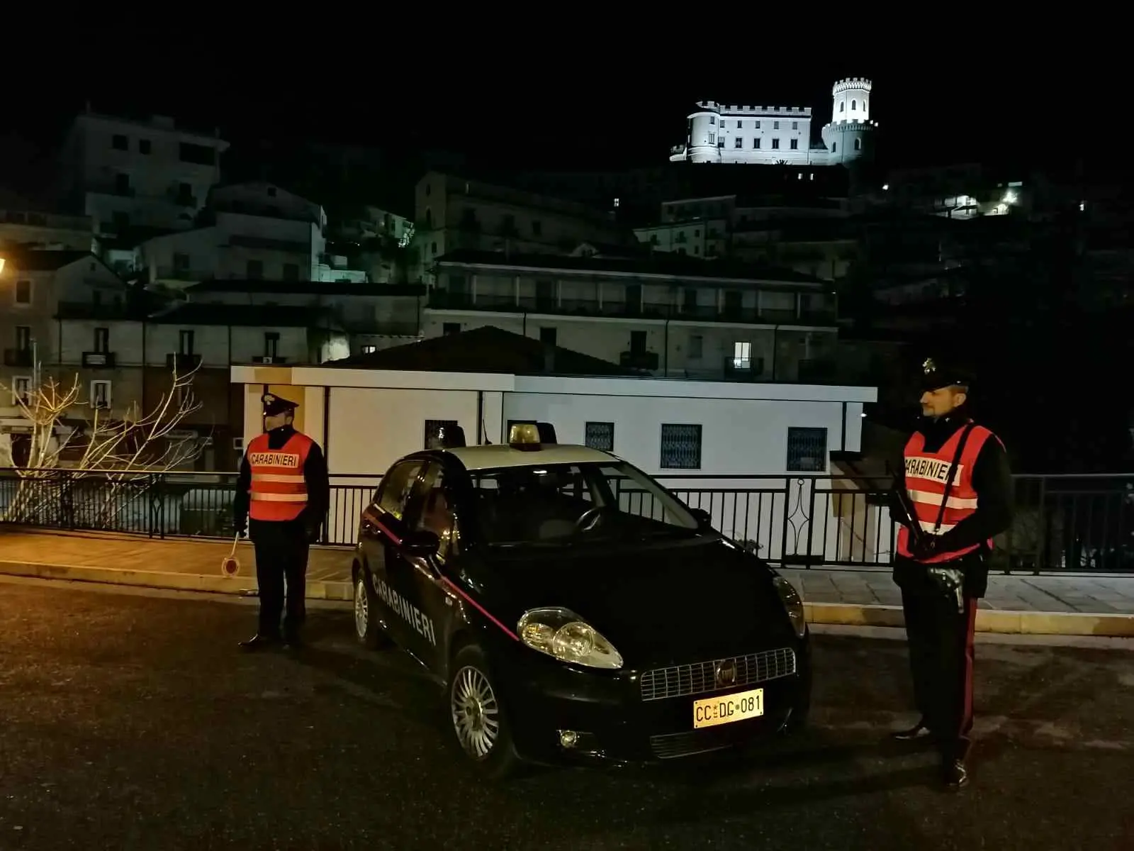 Impone alla figlia di 11 anni di buttare la cocaina dal balcone: arrestato