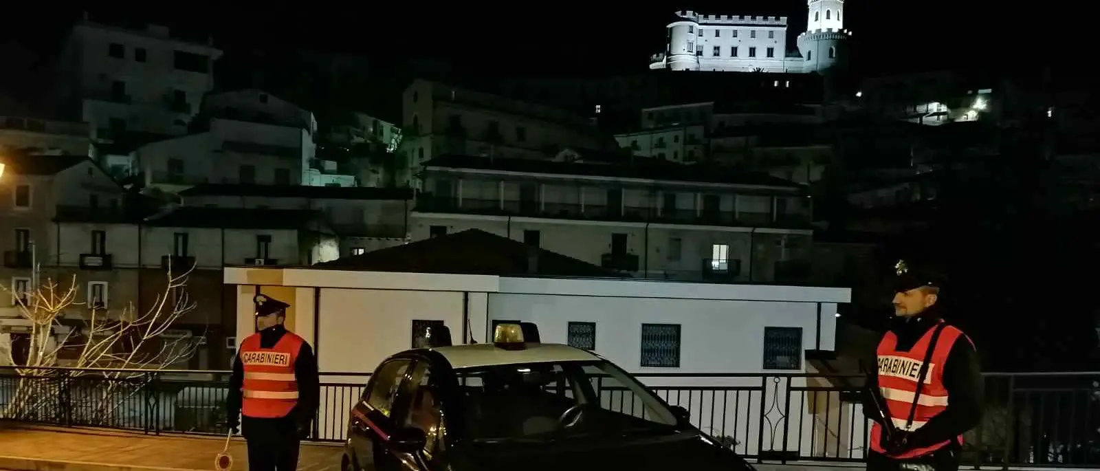 Impone alla figlia di 11 anni di buttare la cocaina dal balcone: arrestato