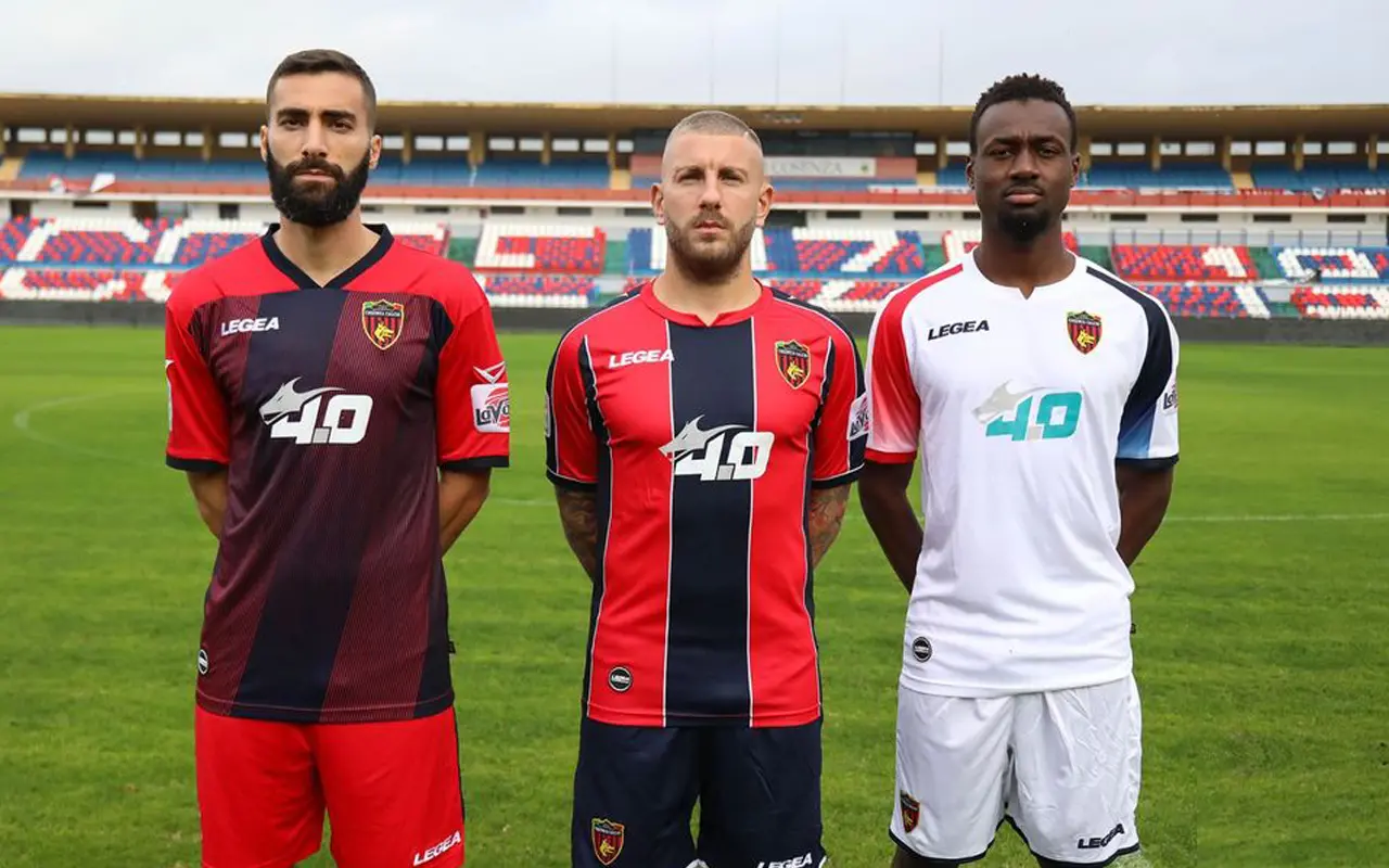 Il Cosenza presenta le nuove maglie. Ecco come sarà la terza