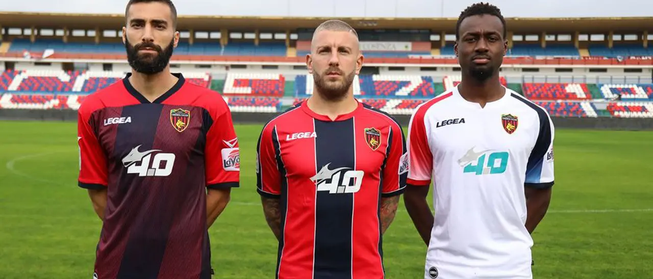 Il Cosenza presenta le nuove maglie. Ecco come sarà la terza