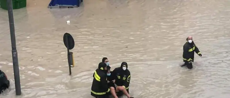 Crotone, violento nubifragio sulla città. Strade allegate, quartieri senza luce [FOTO] Le dichiarazioni di Spirlì