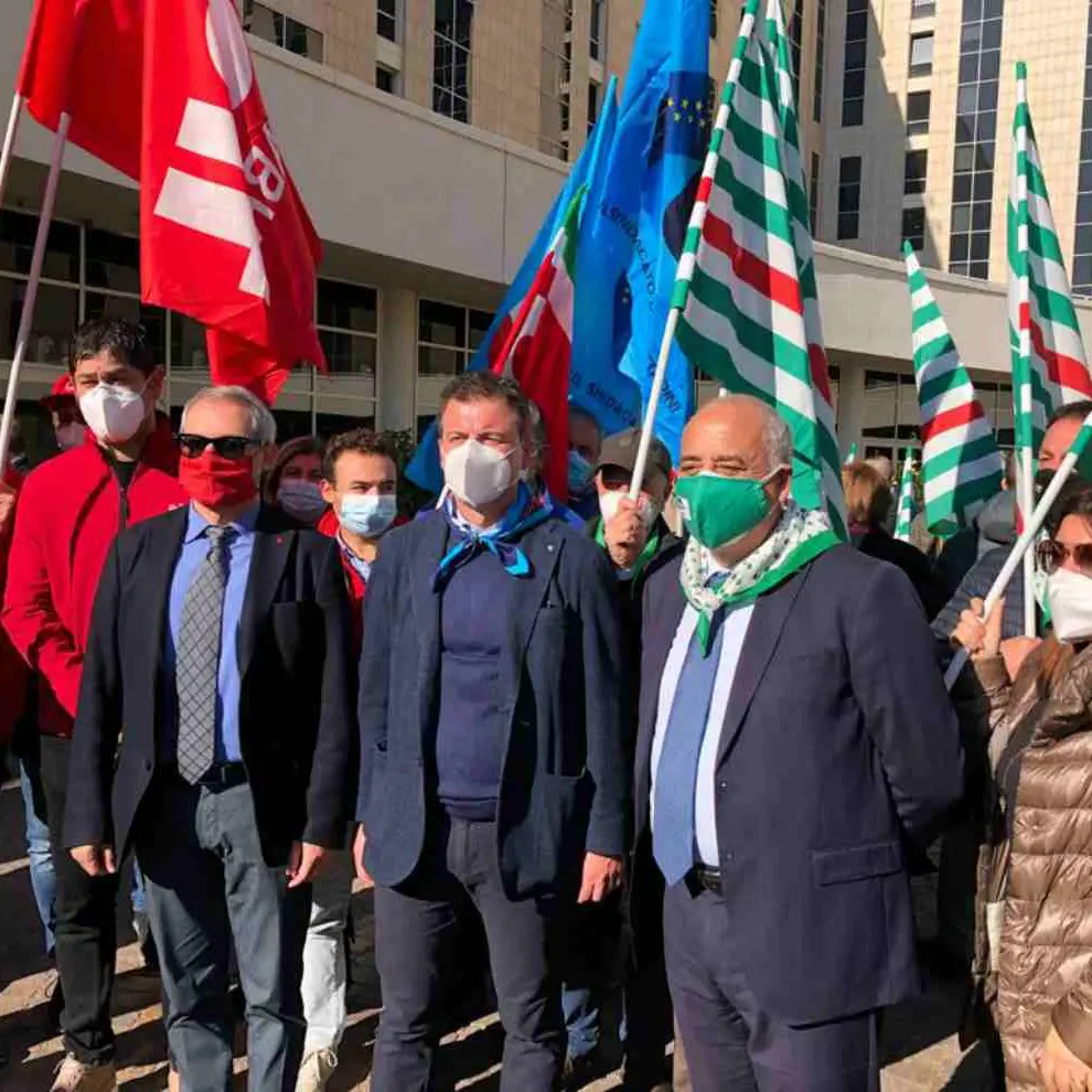 Cgil, Cisl, Uil Calabria: sit-in di protesta sulla Sanità davanti alla Cittadella regionale