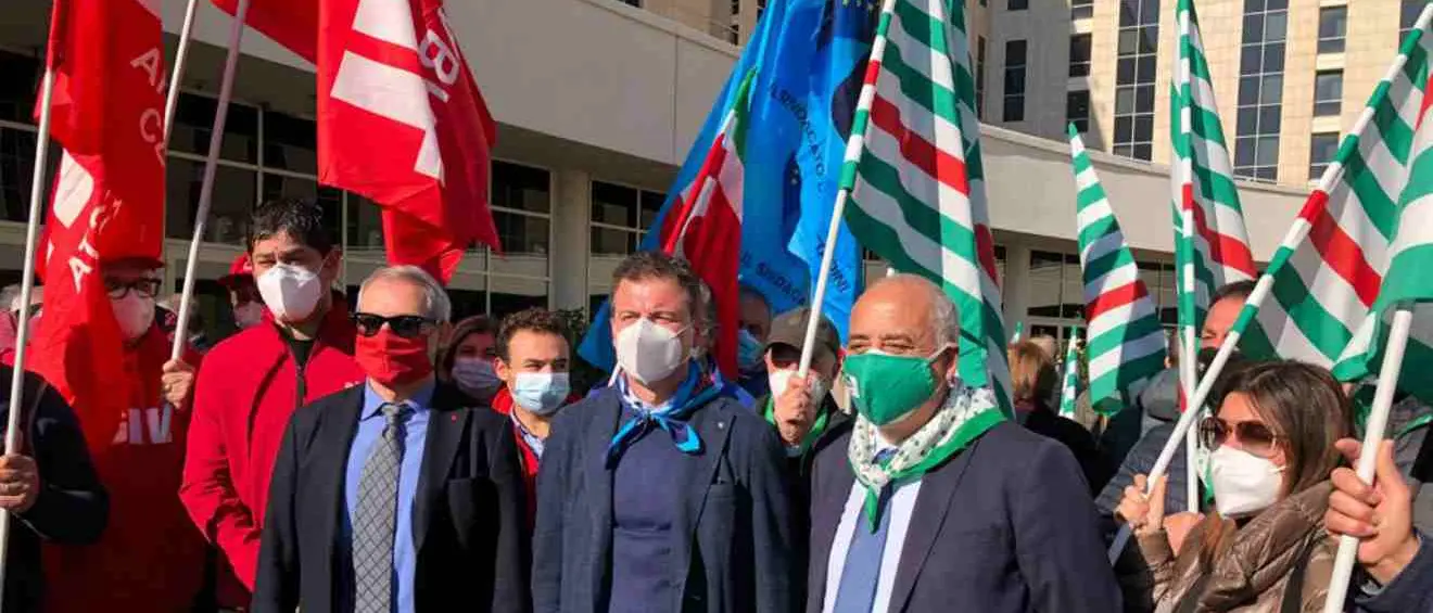 Cgil, Cisl, Uil Calabria: sit-in di protesta sulla Sanità davanti alla Cittadella regionale