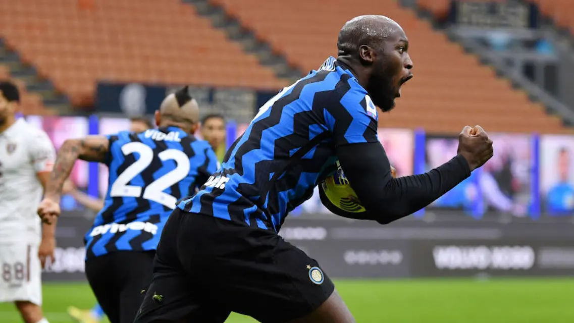MILAN, ITALY - NOVEMBER 22: Romelu Lukaku of Inter Milan celebrates after scoring their sides second goal during the Serie A match between FC Internazionale and Torino FC at Stadio Giuseppe Meazza on November 22, 2020 in Milan, Italy. Sporting stadiums around Italy remain under strict restrictions due to the Coronavirus Pandemic as Government social distancing laws prohibit fans inside venues resulting in games being played behind closed doors. (Photo by Valerio Pennicino/Getty Images) , Getty Images