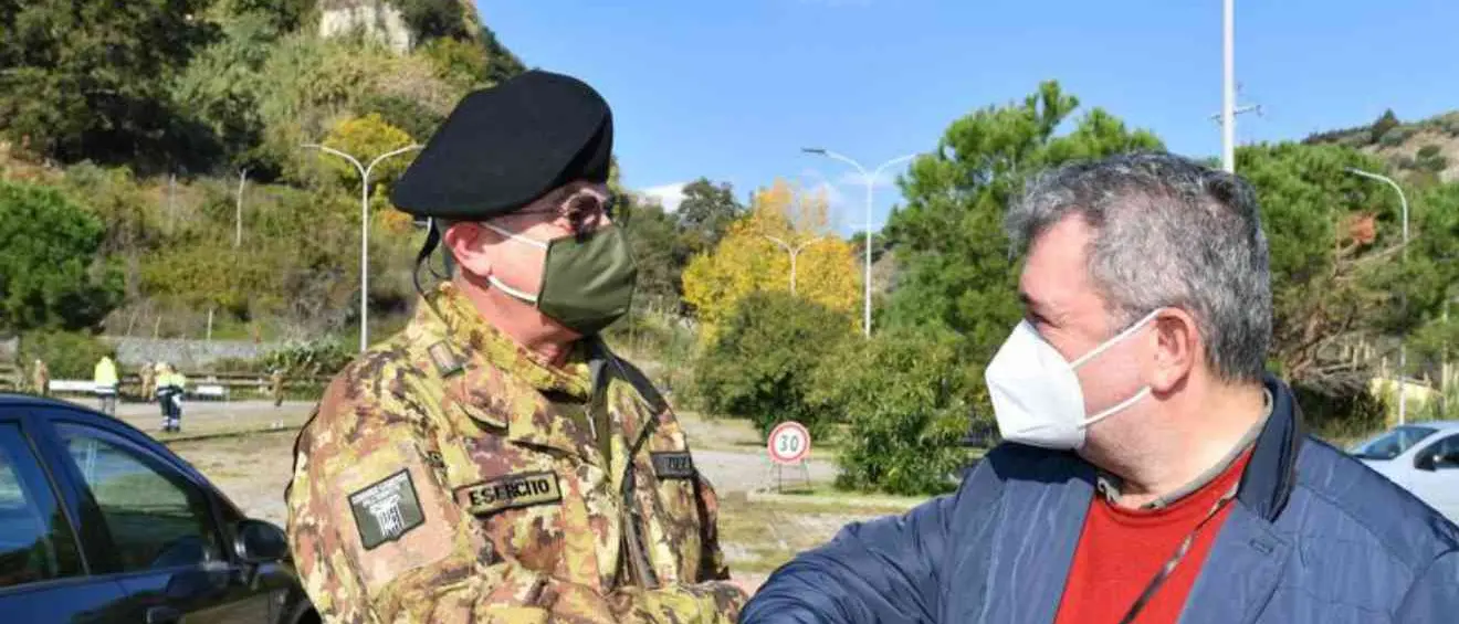 Tensostruttura per i tamponi Covid a Catanzaro (montata dall'Esercito)