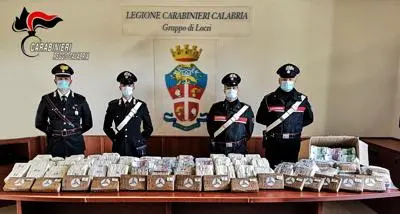 In macchina con 17 kg di cocaina e 5 milioni di euro: arrestate due persone