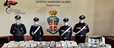 In macchina con 17 kg di cocaina e 5 milioni di euro: arrestate due persone