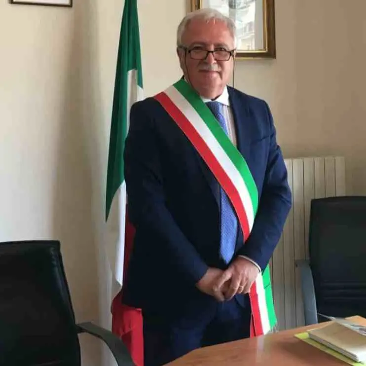 Il sindaco di Casali del Manco: «Ecco perché riapro le scuole»