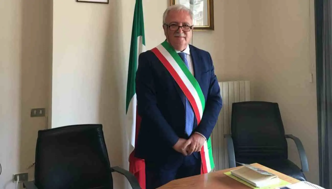 Il sindaco di Casali del Manco: «Ecco perché riapro le scuole»