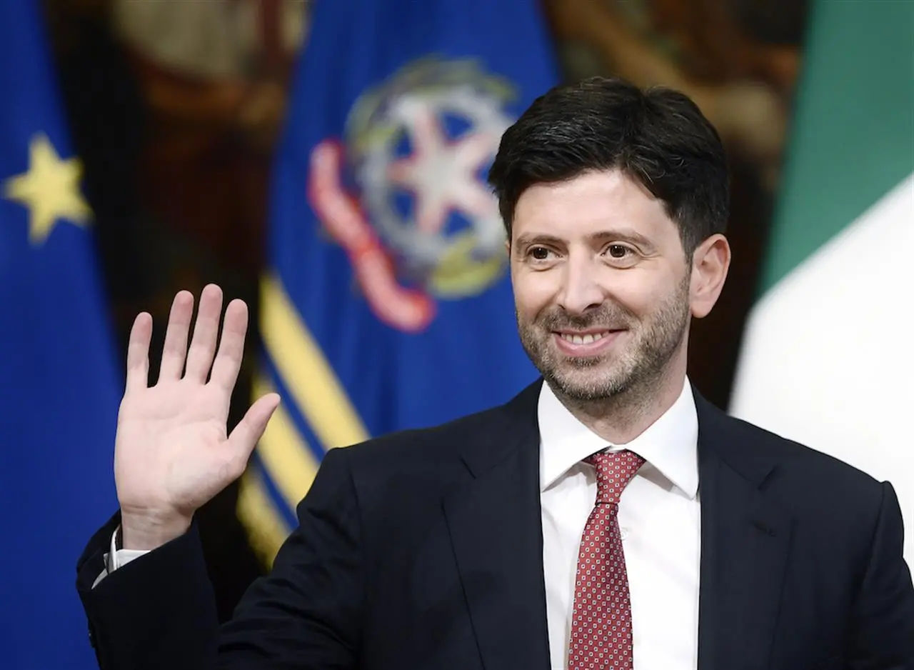 Roberto Speranza: «Partiremo con vaccino volontario»