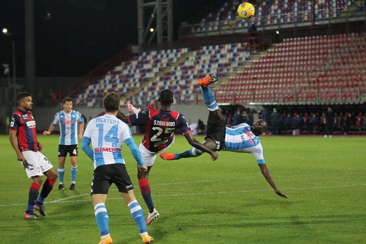 Serie A, troppo forte il Napoli per il Crotone di Stroppa: è poker