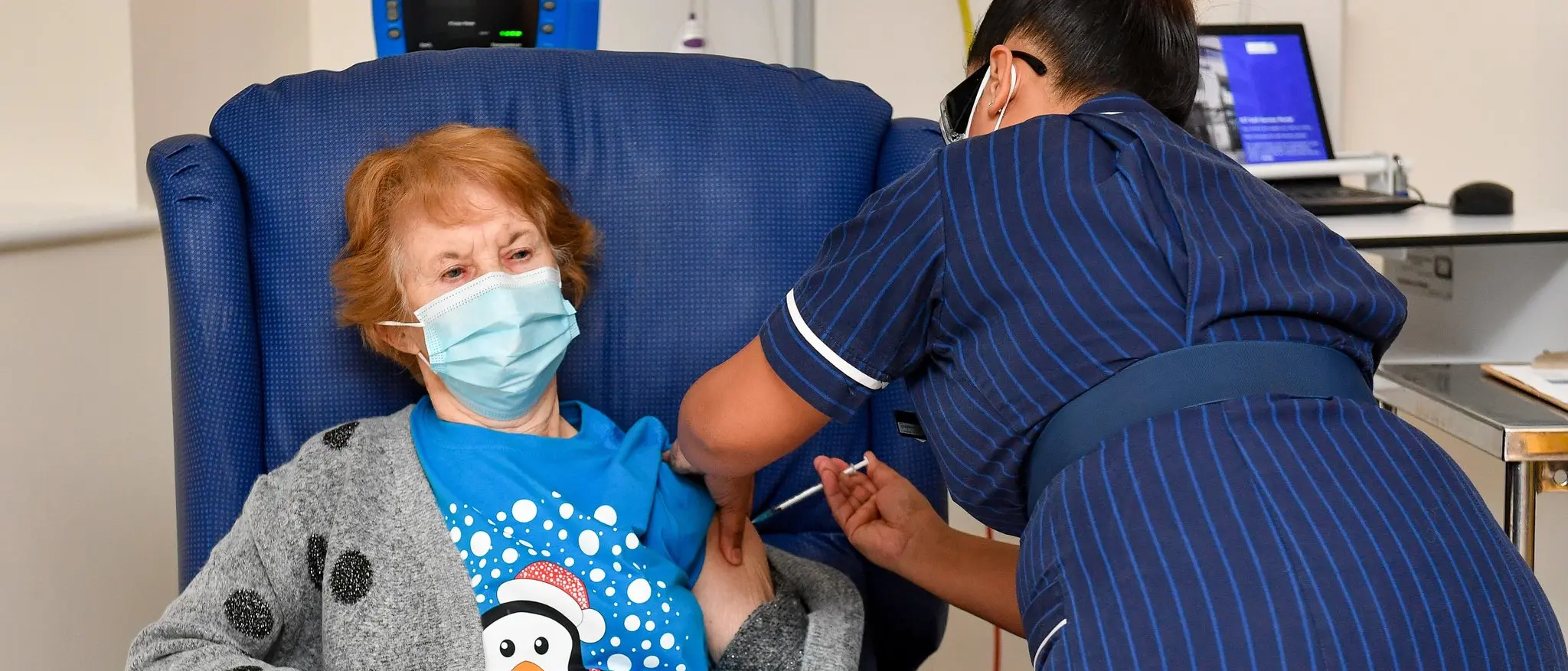 Pfizer, 90enne prima donna al mondo a vaccinarsi contro il Covid