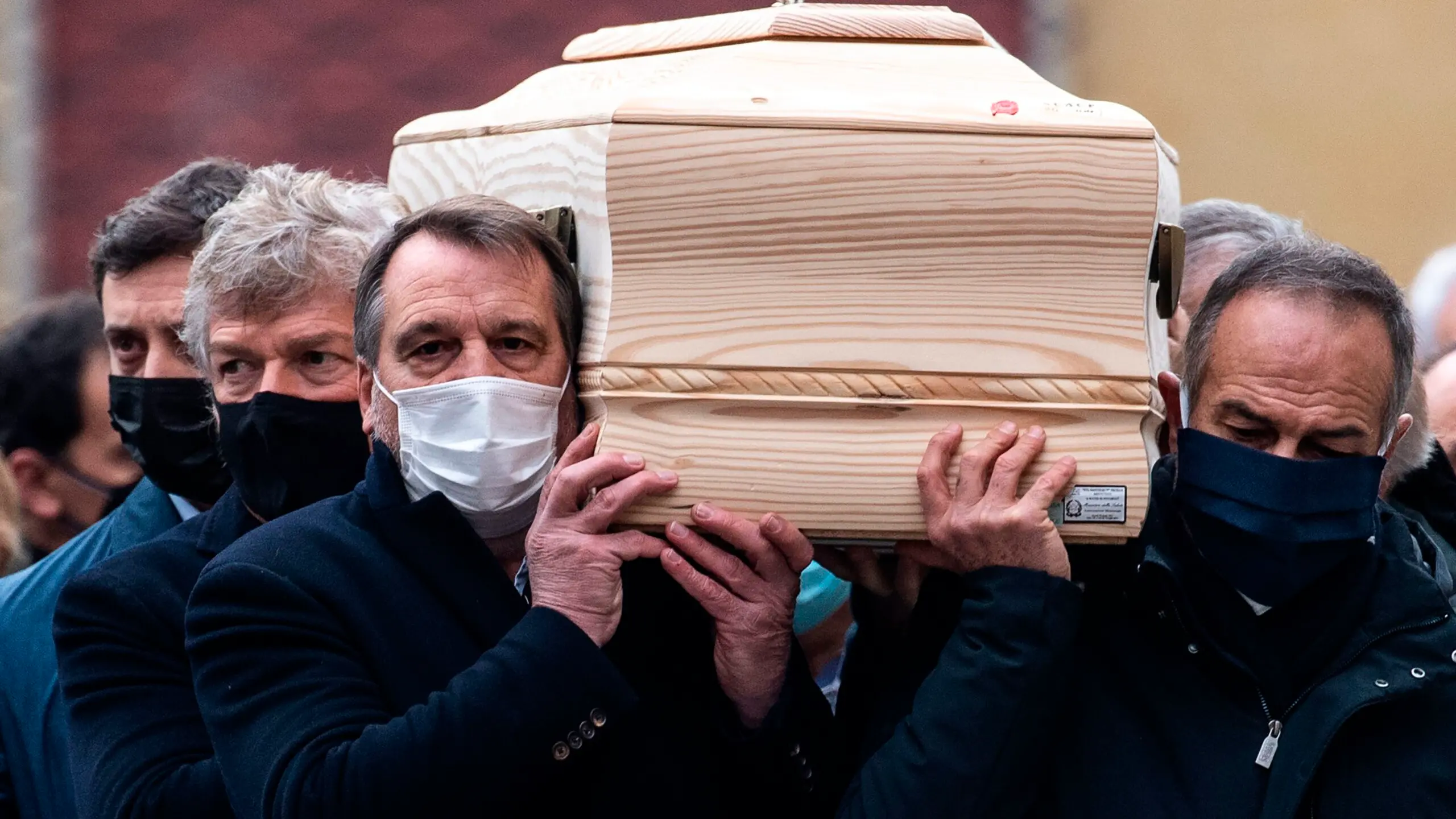 Italy 1982 national footballteam players Marco Tardelli (3rd L) and Antonio Cabrini (R) carry the coffin of late Italian football player Paolo Rossi in the Santa Maria Annunciata Cathedral in Vicenza, northeastern Italy, on December 12, 2020. - Former Italy\\'s football player Paolo Rossi died on December 9, 2020 in Siena at the age of 64. (Photo by Marco Bertorello / AFP) , AFP