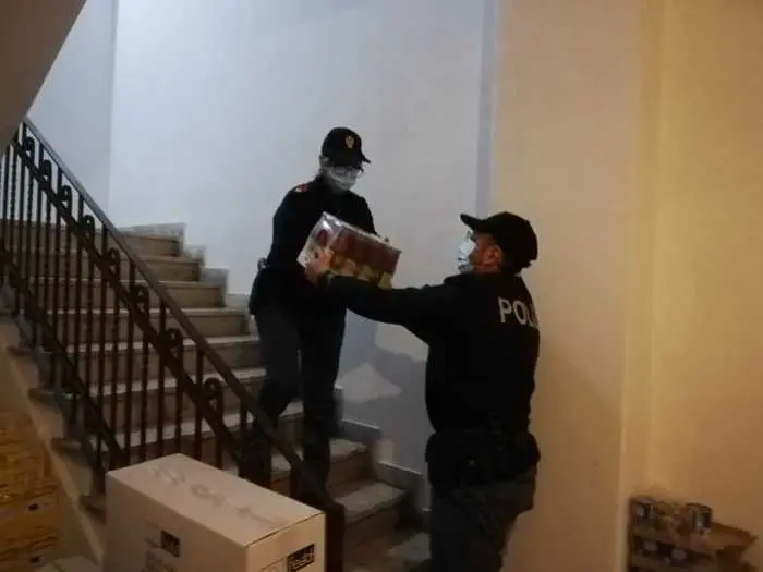 La polizia di Cosenza consegna generi alimentari alle parrocchie
