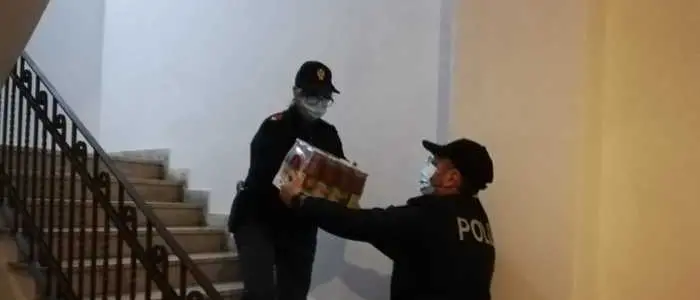 La polizia di Cosenza consegna generi alimentari alle parrocchie