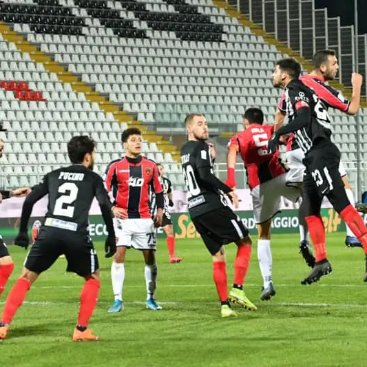 Cosenza in Serie B, si proverà a rinviare la gara di Ascoli. Per mercato e Coppa Italia...