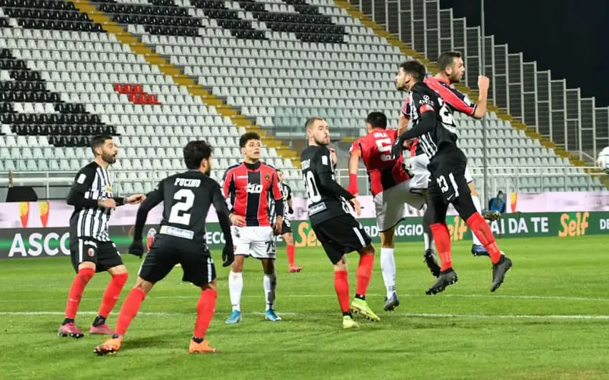 Cosenza in Serie B, si proverà a rinviare la gara di Ascoli. Per mercato e Coppa Italia...