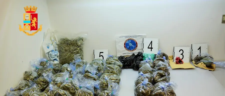 Cosenza, arrestato 21enne: trovato con 6 chili di marijuana e una pistola