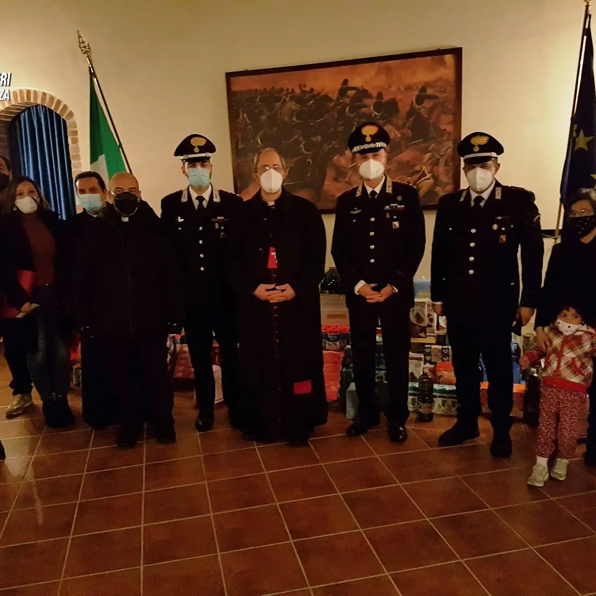 I carabinieri di Cosenza donano generi alimentari alle famiglie in crisi economica